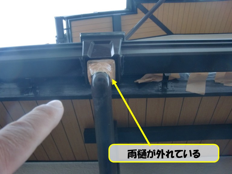 高石市　雨樋が外れている